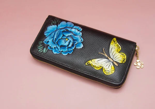 Pembe arka plan üzerinde izole kadın cüzdan