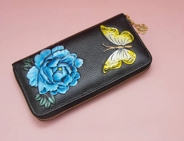 Pembe arka plan üzerinde izole kadın cüzdan