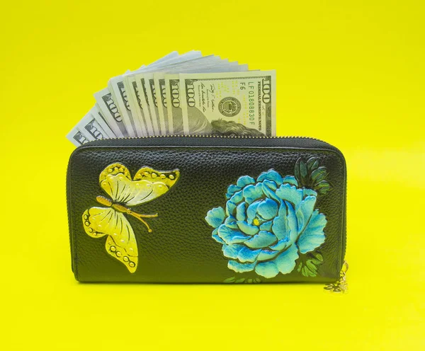 Vrouw Portemonnee Met Geld Geïsoleerd Gele Achtergrond — Stockfoto