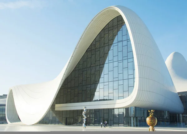 Bakü, Azerbaycan - 16 Mayıs 2015: Haydar Aliyev Merkezi. Zaha Hadid tarafından tasarlanmış. Merkezi bir konferans salonu, Galeri ve Müze evleri.
