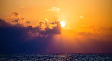 Günbatımı Kıbrıs Paphos denizde