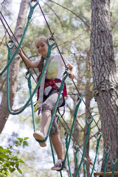 Chica Adolescente Con Equipo Escalada Parque Atracciones Cuerda — Foto de Stock