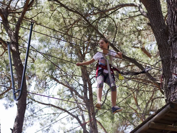 Chica Adolescente Con Equipo Escalada Parque Atracciones Cuerda — Foto de Stock