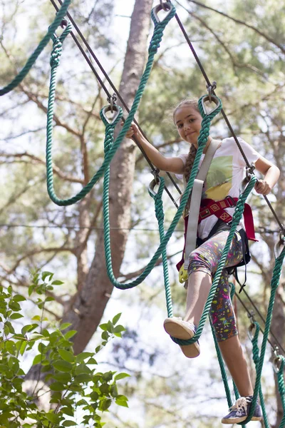 Chica Adolescente Con Equipo Escalada Parque Atracciones Cuerda — Foto de Stock