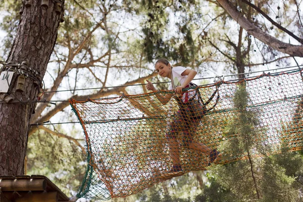 クライミング ロープの遊園地で機器と女の子ティーンエイ ジャー — ストック写真
