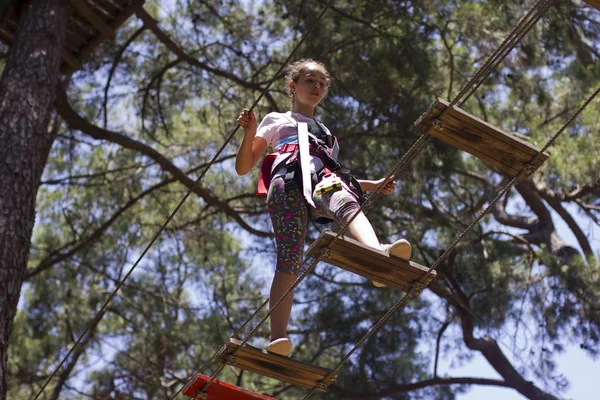 Chica Adolescente Con Equipo Escalada Parque Atracciones Cuerda — Foto de Stock