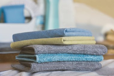 Malzeme temizlik. Siyah zemin üzerinde mavi ve gri mikrofiber bezler