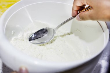 Tarafından beyaz kase kaşık un el koyar