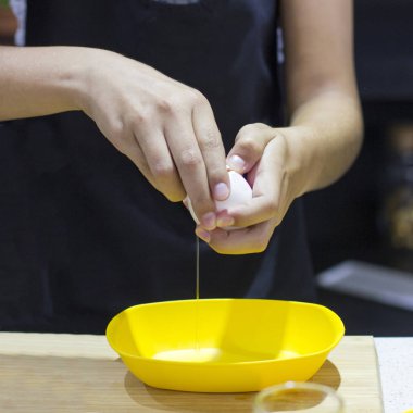 Fırın tepsisindeki sıcak Meksika yemeği quesadilla