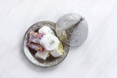 Geleneksel Türk tatlılar lukum kapak ile gümüş tabak üzerinde
