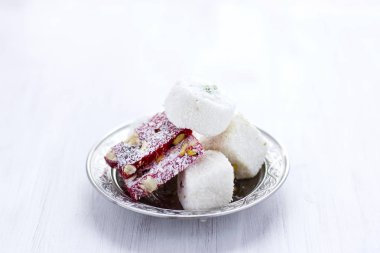 Geleneksel Türk tatlılar lukum üzerinde gümüş tabak 