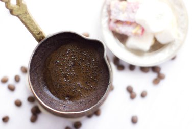 Türk kahvesi geleneksel bir jezve içinde. Türk tatlılar