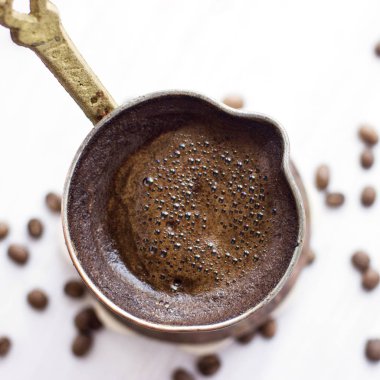 Bir geleneksel el yapımı jezve Türk kahvesi