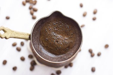 Bir geleneksel el yapımı jezve Türk kahvesi