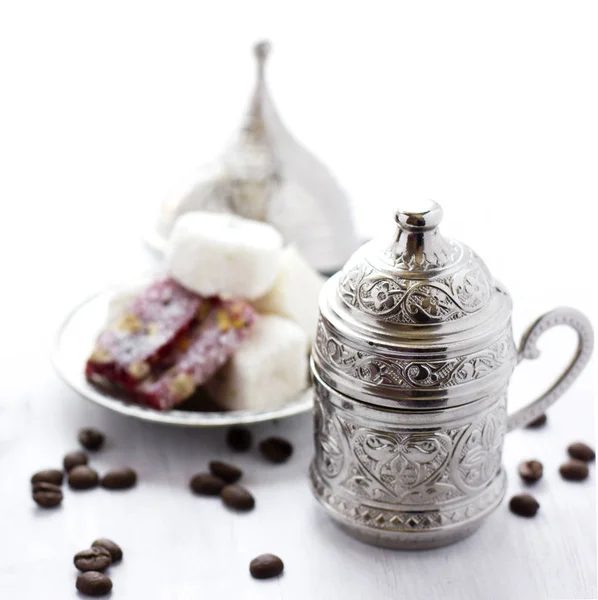 Café Turco Com Doces Turcos Tradicionais Uma Caneca Prata — Fotografia de Stock