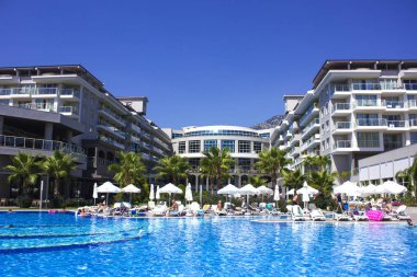 Kemer, Antalya, Türkiye - 19 Temmuz, 2018: Barut otel Mavi yaz göğün altında yüzme insanlarla büyük havuzu