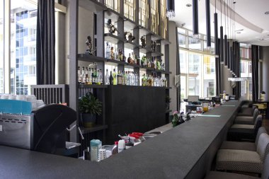 Kemer, Antalya, Türkiye - 19 Temmuz, 2018: otelin lobi bar. Raflarda uzun bar sayacı ve şişe alkol ile