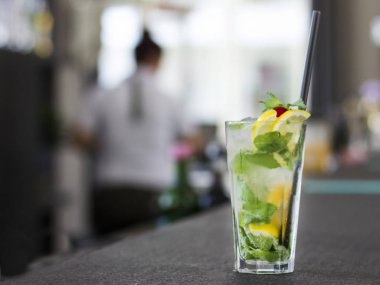 Mojito bir cam uzun kokteyl bar counter