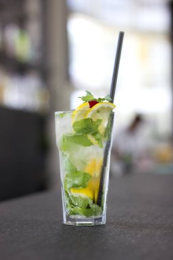 Mojito bir cam uzun kokteyl bar counter