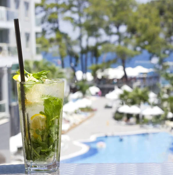 Cóctel Mojito Vaso Sobre Fondo Una Piscina — Foto de Stock