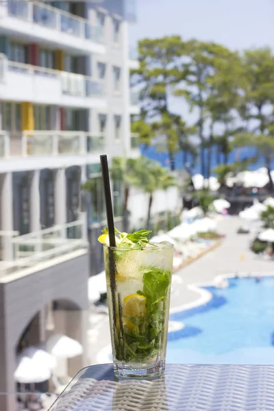 Cóctel Mojito Vaso Sobre Fondo Una Piscina — Foto de Stock