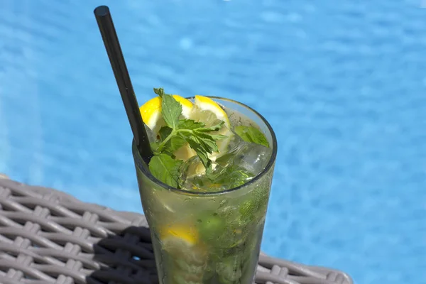 Cóctel Mojito Vaso Sobre Fondo Una Piscina — Foto de Stock