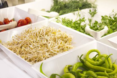 Otel açık büfe şeklinde. Taze kiraz domates, Soya filizi, dereotu ve maydanoz beyaz kase