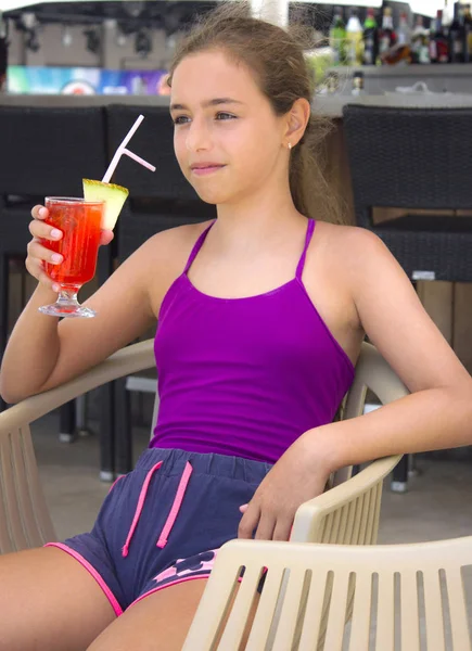 红色鸡尾酒的愉快的微笑的女孩在手 — 图库照片