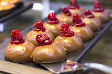 Türk tatlı, tatlı şurup ile taze ahududu kek