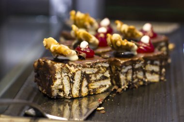 Bir ceviz ve çilek ile mozaik çikolatalı kek