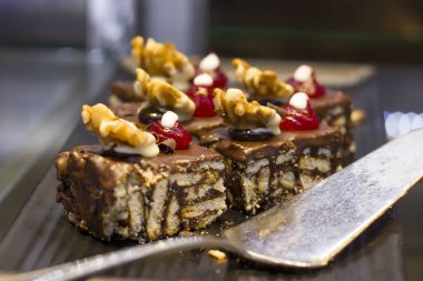 Bir ceviz ve çilek ile mozaik çikolatalı kek