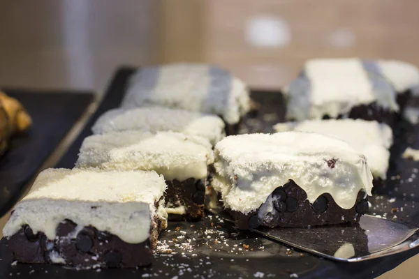 Chocolate Cake Met Witte Beglazing Kokosnoot Chips — Stockfoto