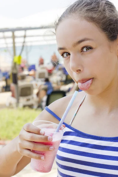 Glada Lyckliga Flicka Håller Jordgubb Frappe Cocktail Handen — Stockfoto