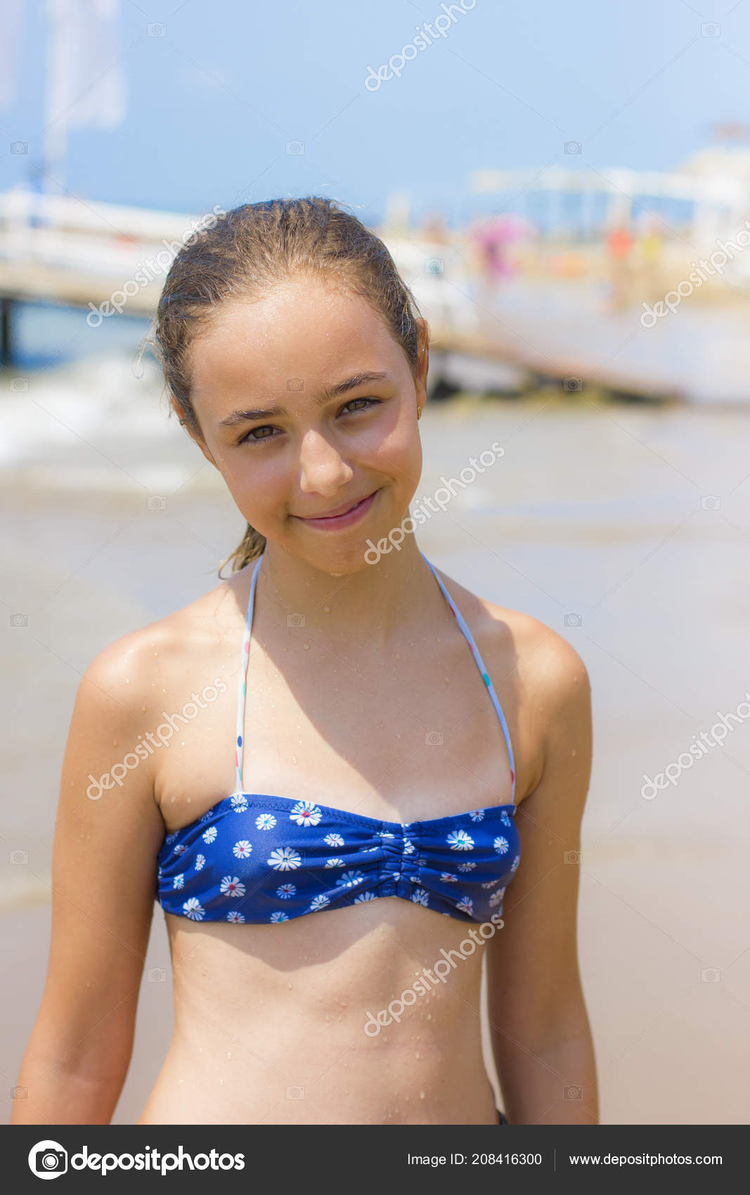 superávit doblado motivo Adolescente bikini fotos de stock, imágenes de Adolescente bikini sin  royalties | Depositphotos
