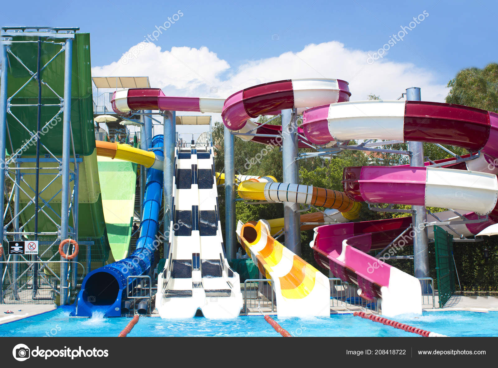 Parc Aquatique Avec Toboggans Aquatiques Plein Air image libre de droit