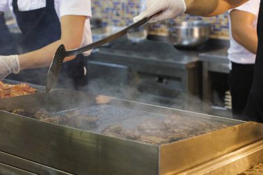Adam dumanı tüten bir ızgara et ve burger pirzola patates kızartması