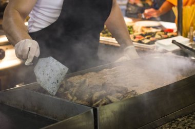 Adam dumanı tüten bir ızgara et ve burger pirzola patates kızartması