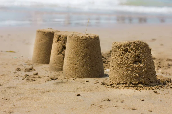 海边沙滩上的沙子城堡 — 图库照片