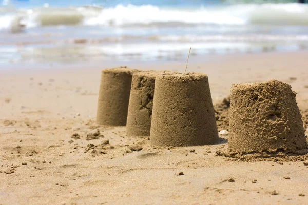 海边沙滩上的沙子城堡 — 图库照片