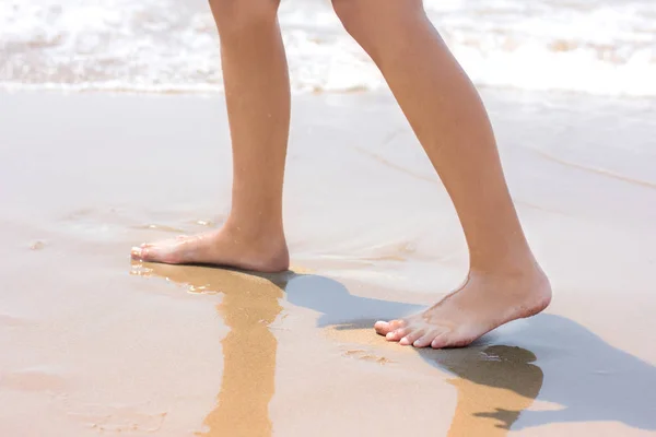 Bara Fötter Walking Sandstrand Närheten Havet — Stockfoto