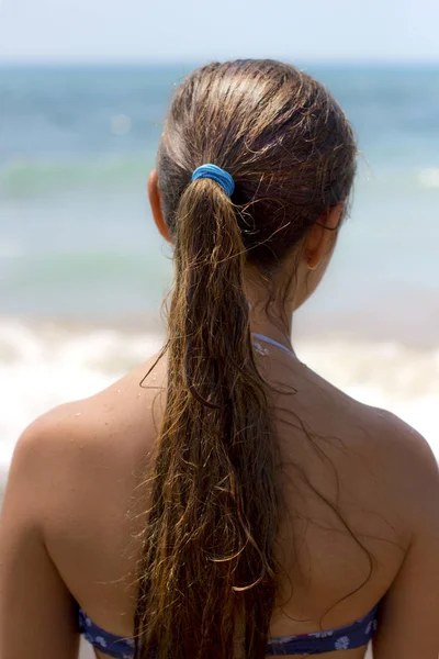 Garvade Flicka Bikini Med Långt Hår Ser Att Havet — Stockfoto