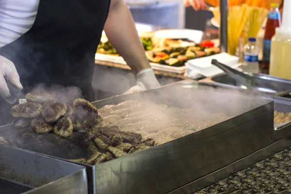 Adam dumanı tüten bir ızgara et ve burger pirzola patates kızartması