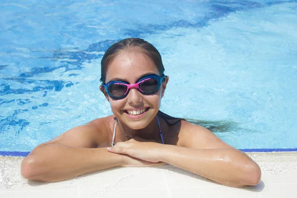 Vackra Teen Flicka Vid Poolen Ser Kameran Från Vattnet — Stockfoto