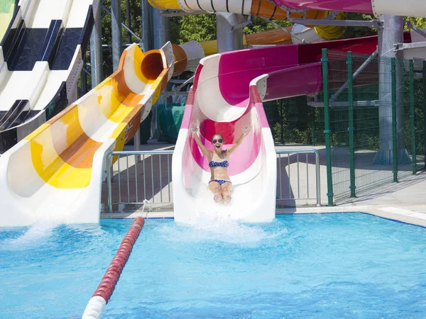 Chica Adolescente Parque Acuático Desde Tobogán Agua Hacia Abajo — Foto de Stock