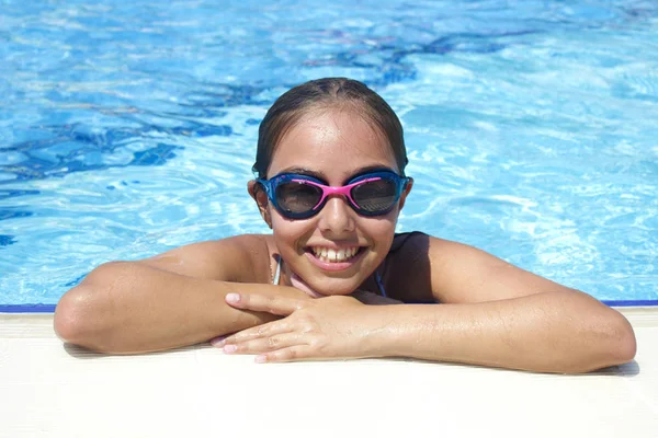 Vackra Teen Flicka Vid Poolen Ser Kameran Från Vattnet — Stockfoto