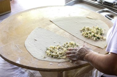 Kadınlar aşçılar Pide 'Fırında Tavuklu' peynir ve yeşillik ile