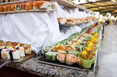 Asya mutfağı. Suşi, rulo ve sashimi otel büfe