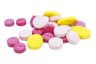 Çeşitli ilaç tıp hap, tablet ve kapsüller. Sarı, pembe ve kırmızı hap. Beyaz izole
