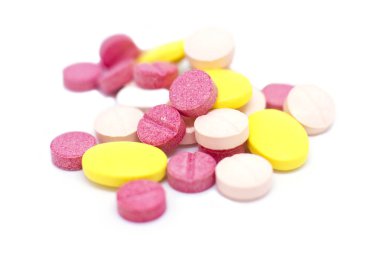 Çeşitli ilaç tıp hap, tablet ve kapsüller. Sarı, pembe ve kırmızı hap. Beyaz izole