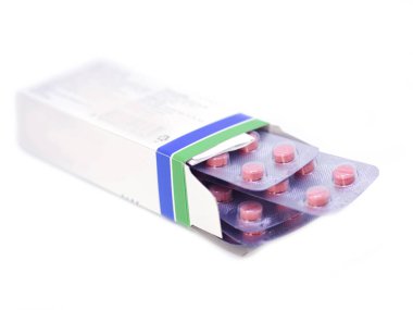 Beyaz bir arka plan üzerinde izole bir paket içinde pembe hap